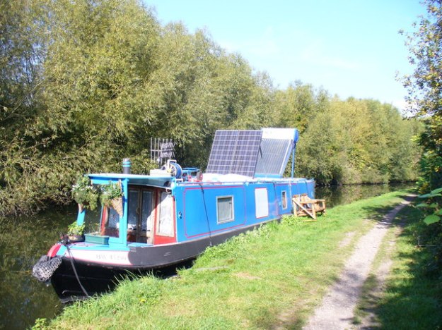 Solar Power on a narrowboat on the Grand Union Canal in Hertfordshire. Photo by Colin Smith. CC BY-SA 2.0 Generic. Wikimedia Commons.